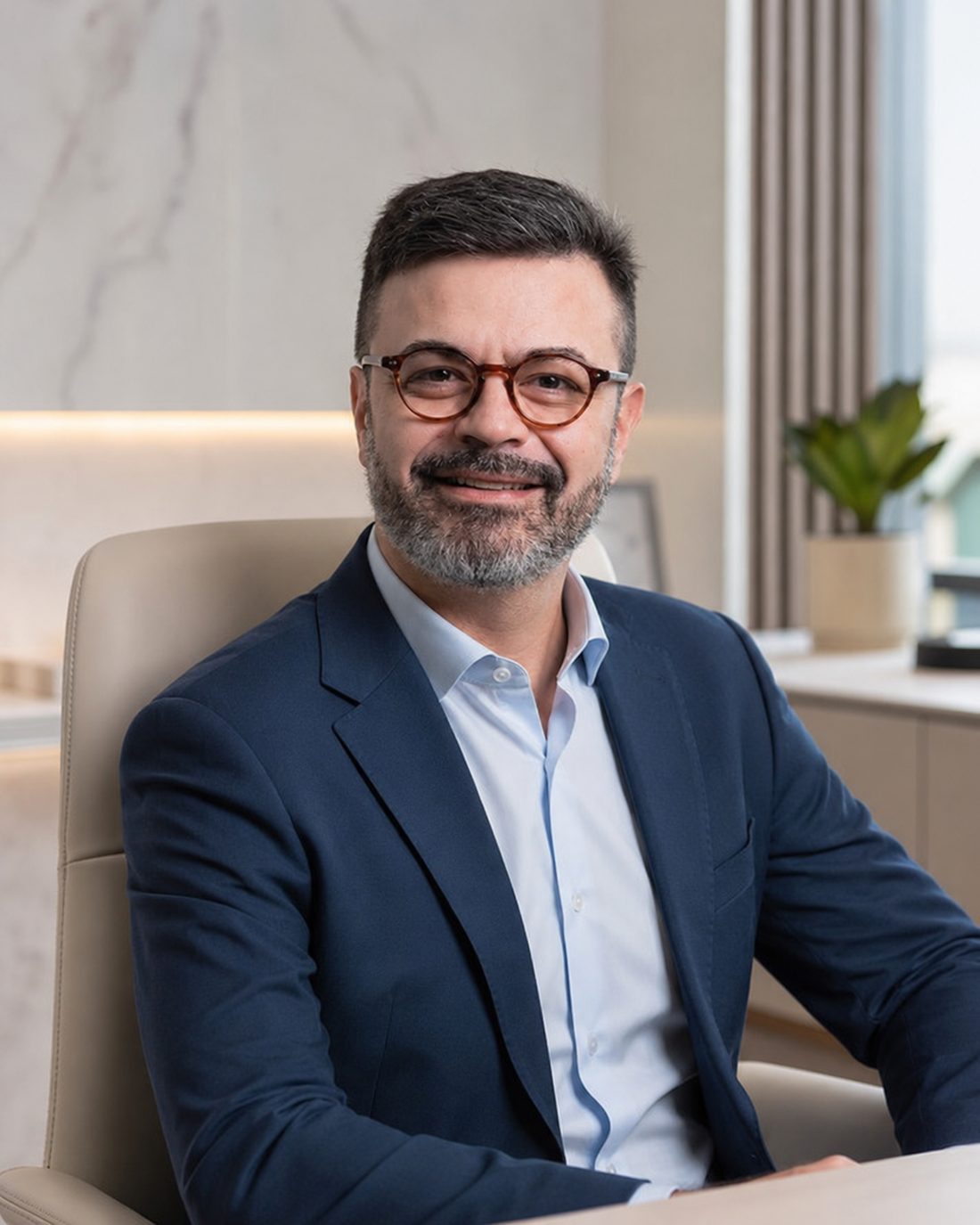 Dr. João Branco em atendimento no consultório