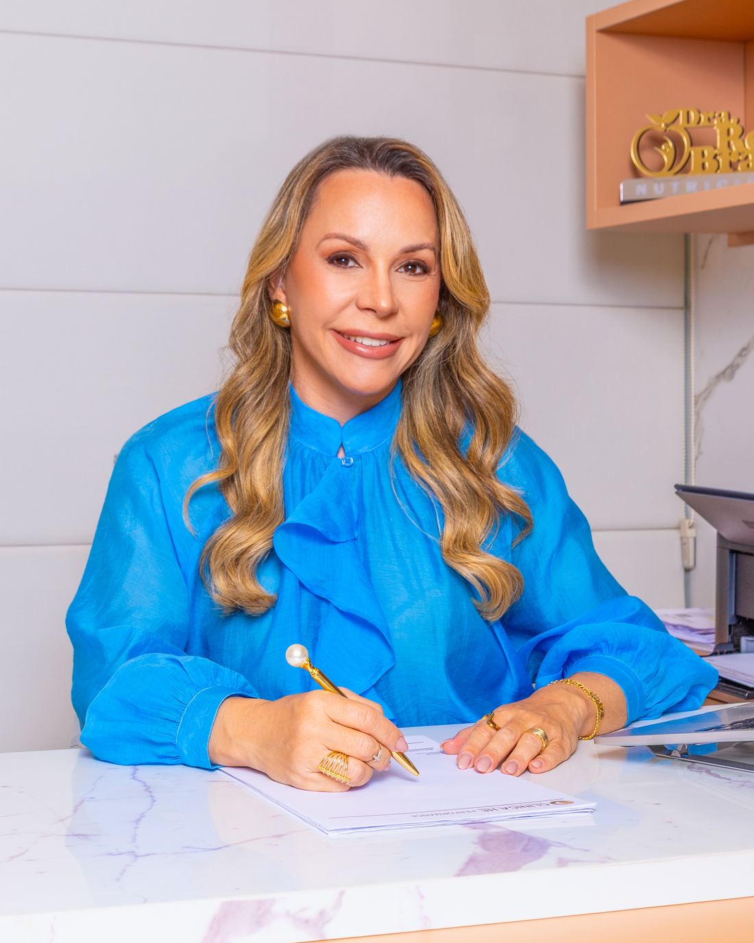 Dra. Renata Branco, nutricionista, no consultório da Clínica HE Performance